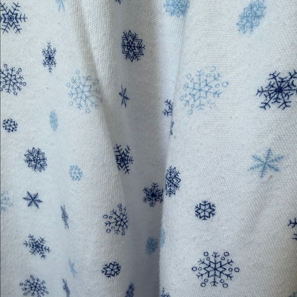 Basic Editions White Top with Blue Snowflakes - Picture 5 of 6
